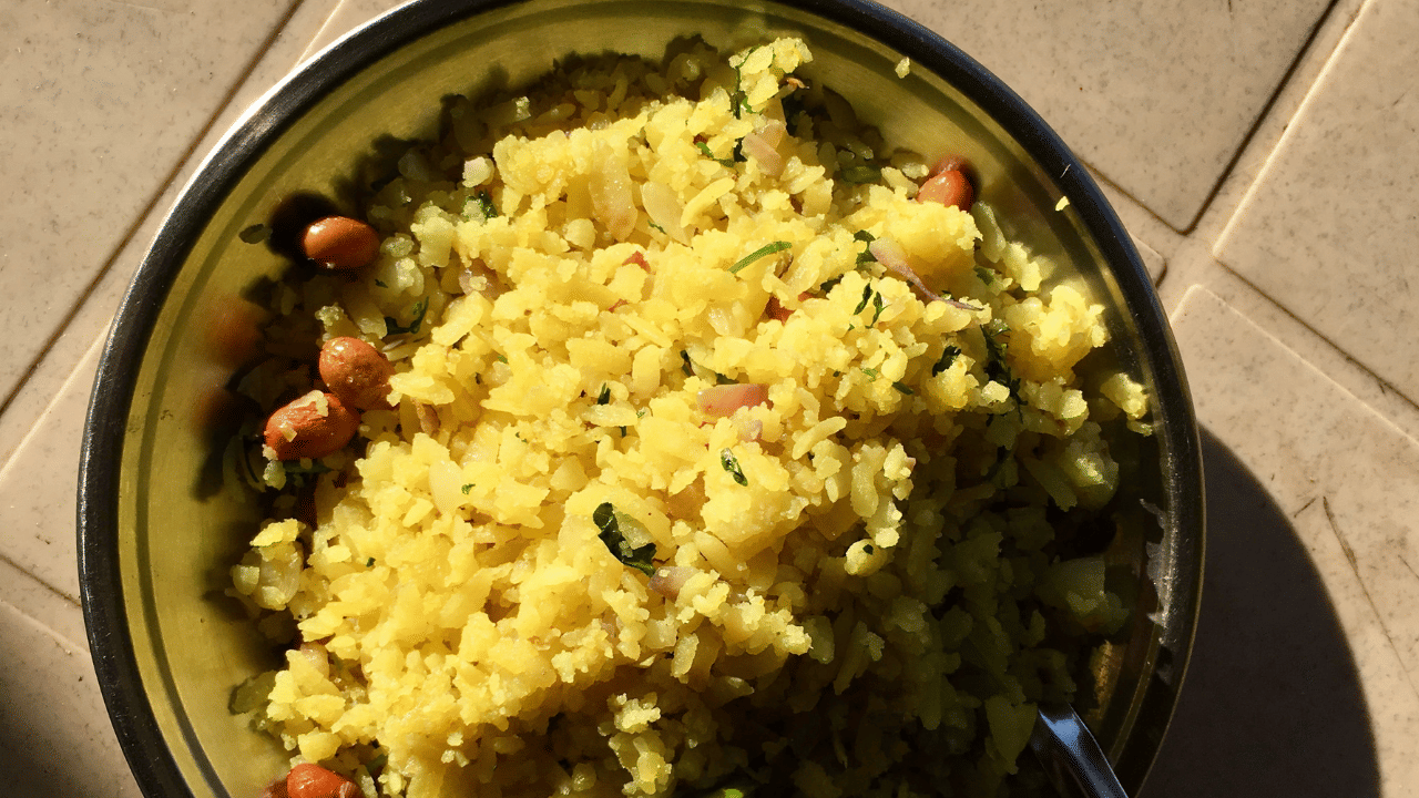 പായ്ക്ക് ചെയ്യാൻ എളുപ്പമുള്ളതും എളുപ്പത്തിൽ തയ്യാറാക്കാവുന്നതുമായ ഒരു ഇൻസ്റ്റന്റ് ലെമൺ റൈസ് റെസിപ്പിയാണ് ഇവിടെ പറയുന്നത്. നിങ്ങളുടെ യാത്ര ആരോഗ്യകരവും അതേ സമയം രുചികരവുമാക്കുന്നതിന് തീർച്ചയായും ഇത് ​ഗുണകരമാകും. കടകളിൽ നിന്നുള്ള അനാരോ​ഗ്യകരമായ ഭക്ഷണം പാടെ ഒഴിവാക്കാം.