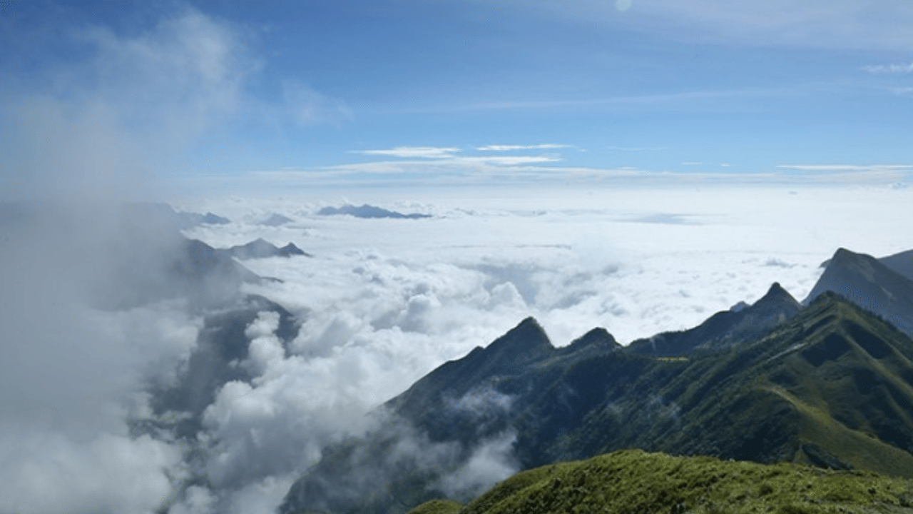 Famous movie locations: മീശപ്പുലിമലയിൽ മഞ്ഞു വീഴുന്നത് കണ്ടിട്ടുണ്ടോ? സിനിമകൾ കൊണ്ട് തലവര മാറിയ സ്ഥലങ്ങൾ ഇതെല്ലാം....