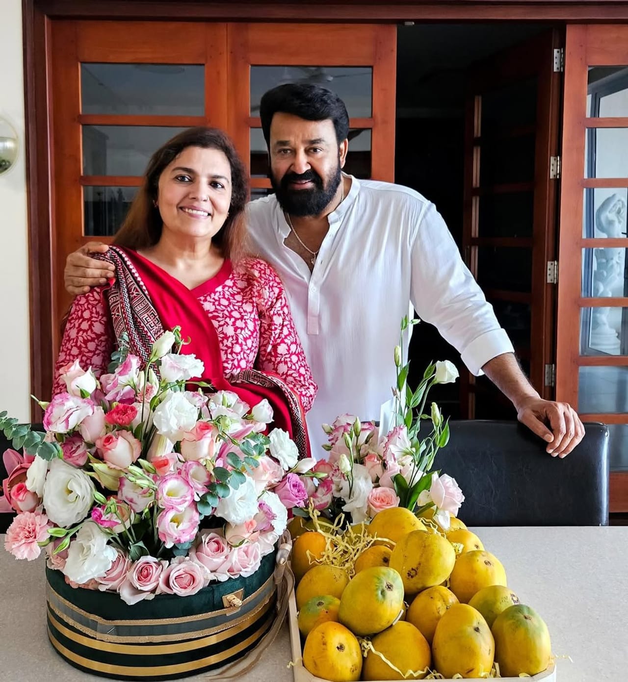 ഏറെ ആരാധകരുള്ള താരദമ്പതികളാണ് നടൻ മോ​ഹൻലാലും ഭാര്യ സുചിത്രയും. അതുകൊണ്ട് തന്നെ ഇരുവരുടെയും വിശേഷങ്ങൾ അറിയാൻ ആരാധകർക്ക് ഏറെ ആകാംഷയാണ്. ഇപ്പോഴിതാ ഭാര്യ സുചിക്കായി മോഹൻലാൽ സ്വന്തമാക്കിയ ഫ്ലാറ്റിനെക്കുറിച്ചുള്ള വാർത്തകളാണ് പുറത്ത് വരുന്നത്. (Image Credits:Instagram)