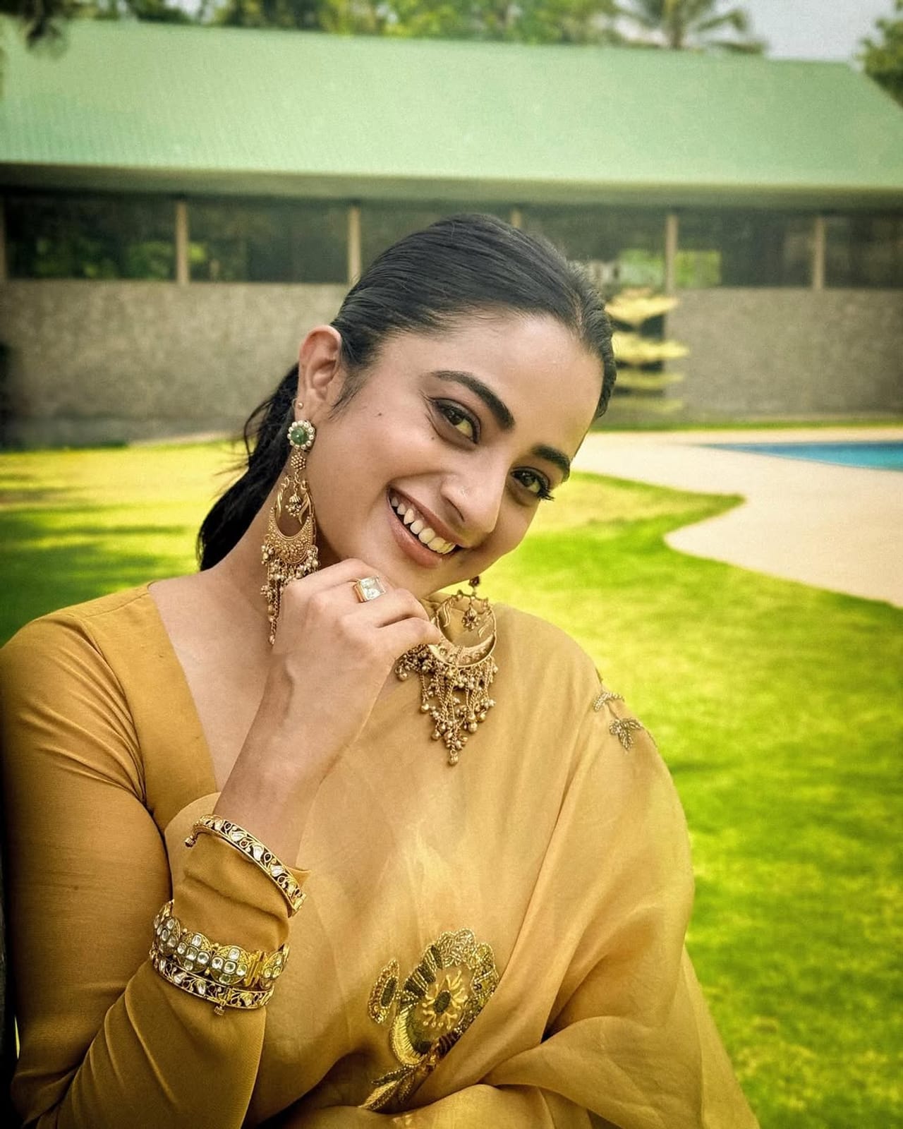 മലയാളികൾക്ക് ഏറെ സുപരിചിതയായ നടിയാണ് നമിത പ്രമോദ്. കരിയറിലെ തുടക്ക കാലത്ത് തന്നെ പ്രേക്ഷകർക്കിടയിൽ ശ്രദ്ധേയമാകാൻ താരത്തിനു സാധിച്ചു . സൗണ്ട് തോമ, വിക്രമാദിത്യൻ, പുള്ളിപ്പുലികളും ആട്ടിൻകുട്ടിയും, അടി കപ്യാരെ കൂട്ടമണി തുടങ്ങിയ സിനിമകളിലൂടെയാണ് നമിത ജനപ്രീതി നേടുന്നത്. (Image Credits:Instagram)
