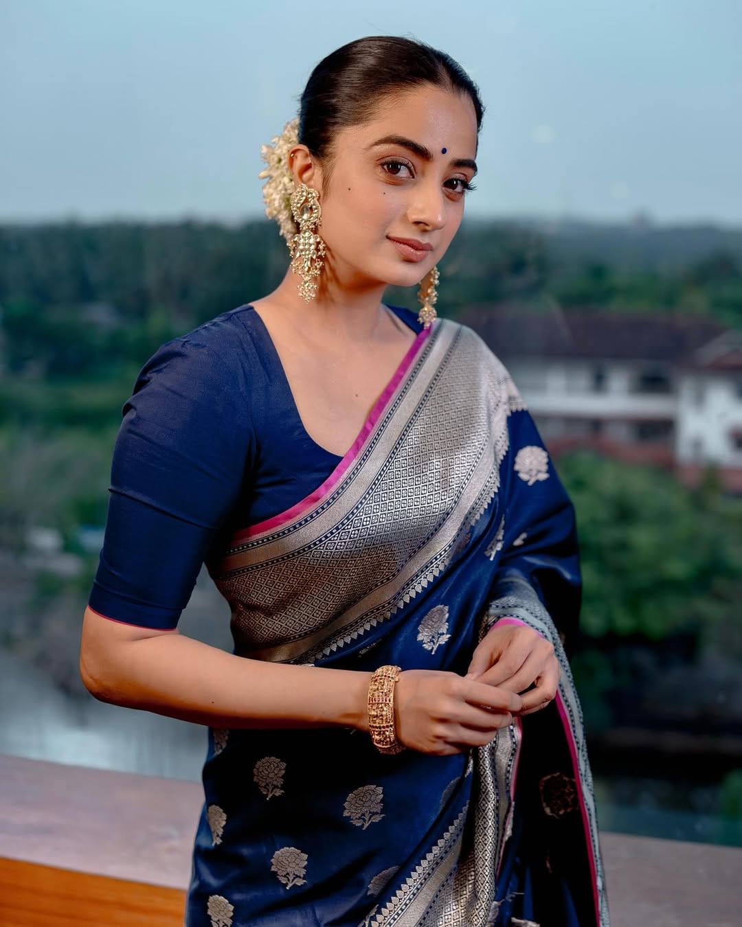 പരസ്പരം മനസ്സിലാക്കുന്ന, അവനവനായിരിക്കാന് സാധിക്കുന്ന, വളരാനും മെച്ചപ്പെടാനും പരസ്പരം പ്രേരിപ്പിക്കുന്ന ഒരിടത്ത്, ഒരാളോടൊപ്പമായിരിക്കുക എന്നത് എന്നെ സംബന്ധിച്ച് പ്രധാനമാണ്. അതെ, കുറച്ചു വര്ഷങ്ങള്ക്കുള്ളില് എനിക്ക് വിവാഹിതയാകണമെന്നുണ്ട്, നമിത വ്യക്തമാക്കി.