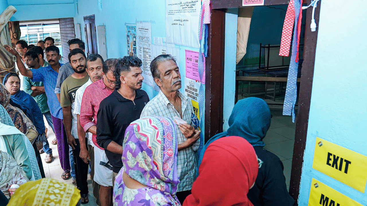 Nilambur By Election 2025: മഴ കെടുത്താത്ത ആവേശവുമായി നിലമ്പൂരിൽ പോളിങ് പുരോ​ഗമിക്കുന്നു, ഇനിയുള്ള മണിക്കൂർ നിർണായകം