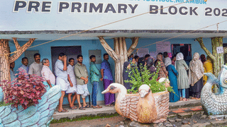 Nilambur By Election 2025: വോട്ടർമാരെ സ്വാധീനിക്കാൻ ശ്രമം, പോളിങ് ബൂത്തിൽ മുന്നണി തിരിഞ്ഞുള്ള ഉന്തും തള്ളും, മൂന്നുപേർ അറസ്റ്റിൽ