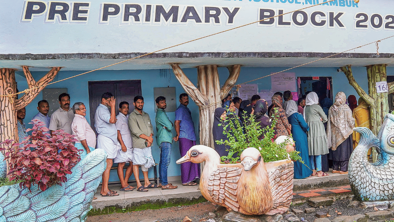 Nilambur By Election 2025: വോട്ടർമാരെ സ്വാധീനിക്കാൻ ശ്രമം, പോളിങ് ബൂത്തിൽ മുന്നണി തിരിഞ്ഞുള്ള ഉന്തും തള്ളും, മൂന്നുപേർ അറസ്റ്റിൽ Nilambur By Election 2025: വോട്ടർമാരെ സ്വാധീനിക്കാൻ ശ്രമം, പോളിങ് ബൂത്തിൽ മുന്നണി തിരിഞ്ഞുള്ള ഉന്തും തള്ളും, മൂന്നുപേർ അറസ്റ്റിൽ