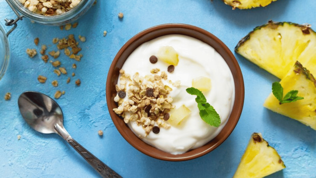 സൗന്ദര്യസംരക്ഷണത്തിന്റെ കാര്യത്തിൽ നമ്മളിൽ മിക്കവരും എന്തും പരീക്ഷിച്ചു നോക്കാൻ തയ്യാറാണ്. എന്നാൽ തിളക്കമുള്ള ചർമ്മത്തിന്റെയും കരുത്തുറ്റതും തിളക്കമുള്ളതുമായ മുടിയുടെയും രഹസ്യം വീടുകളിൽ തന്നെയുണ്ടെന്ന് എത്രപേർക്ക് അറിയാം. നിങ്ങളുടെ ഡയറ്റ് നിലനിർത്തികൊണ്ട് പരീക്ഷിക്കാവുന്ന ഒരു ഭക്ഷണത്തിൻ്റെ റെസിപ്പി നോക്കിയാലോ. (Image Credits: Freepik) 
