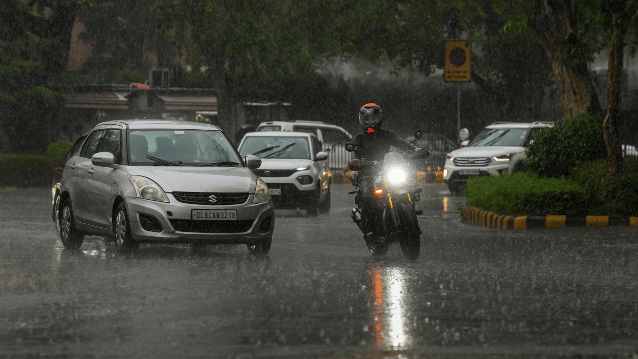 Kerala Rain Alert: മഴ കനക്കുന്നു! രണ്ട് ജില്ലകളിൽ ഓറഞ്ച് അലർട്ട്, 8 ജില്ലകളിൽ യെല്ലോ അലർട്ട്; കരുതിയിരിക്കാം Kerala Rain Alert: മഴ കനക്കുന്നു! രണ്ട് ജില്ലകളിൽ ഓറഞ്ച് അലർട്ട്, 8 ജില്ലകളിൽ യെല്ലോ അലർട്ട്; കരുതിയിരിക്കാം