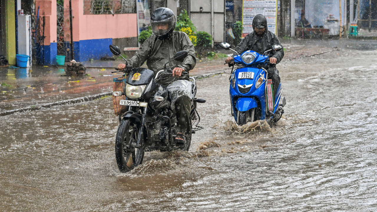 Kerala Weather Updates: സംസ്ഥാനത്ത് മൂന്ന് ദിവസം കൂടി അതിശക്തമായ മഴ; ഈ ജില്ലകളിൽ റെഡ് അലേർട്ട് Kerala Weather Updates: സംസ്ഥാനത്ത് മൂന്ന് ദിവസം കൂടി അതിശക്തമായ മഴ; ഈ ജില്ലകളിൽ റെഡ് അലേർട്ട്