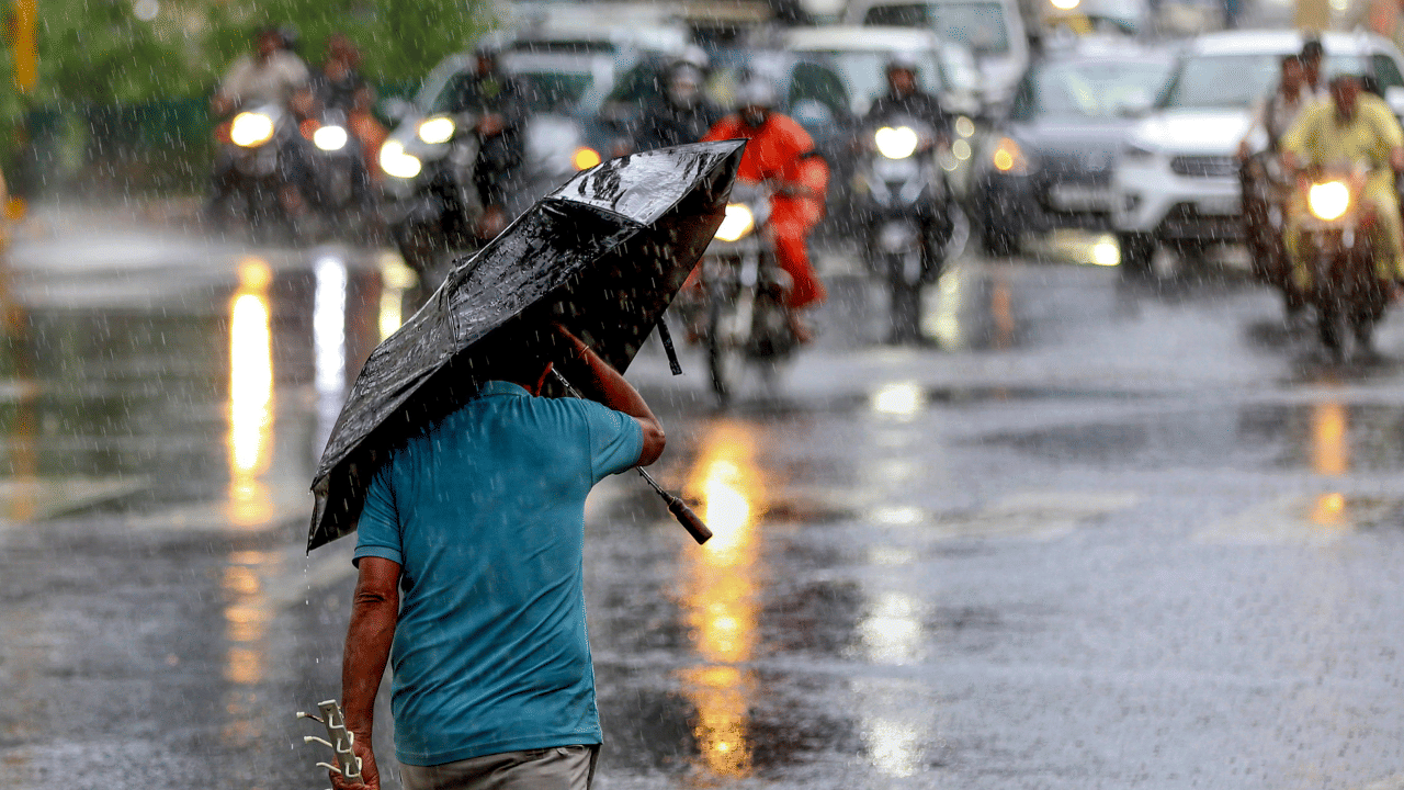 Kerala Rain Alert Today: തീവ്രന്യൂനമർദ്ദം; സംസ്ഥാനത്ത് ഇന്നും അതിശക്ത മഴ; ഏഴ് ജില്ലകളിൽ ഓറഞ്ച് അലർട്ട്, ഏഴിടത്ത് യെല്ലോ