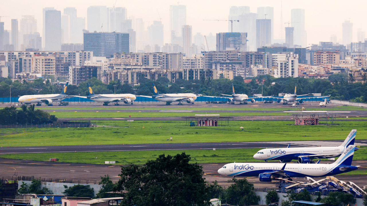 Safest seat on a plane: വിമാനത്തിലെ ഏറ്റവും സുരക്ഷിതമായ സീറ്റ് ഏതെന്ന് അറിയുമോ? വദഗ്ധർ പറയുന്നത് ഇങ്ങനെ Safest seat on a plane: വിമാനത്തിലെ ഏറ്റവും സുരക്ഷിതമായ സീറ്റ് ഏതെന്ന് അറിയുമോ? വദഗ്ധർ പറയുന്നത് ഇങ്ങനെ