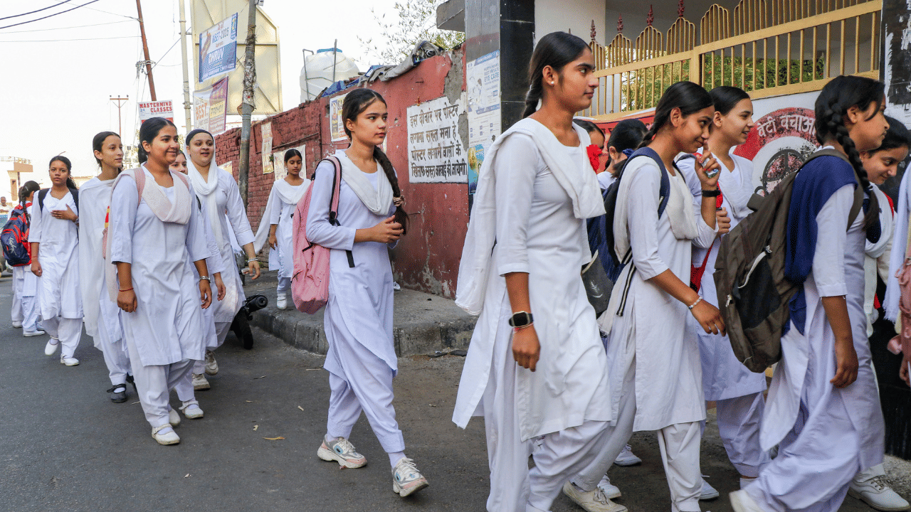 Kerala School TC: ഫീസ് നൽകാൻ കഴിഞ്ഞില്ല, തിരുവനന്തപുരത്ത് 10-ാം ക്ലാസ് വിദ്യാർത്ഥിയുടെ ടി സി തടഞ്ഞുവച്ചെന്നു പരാതി