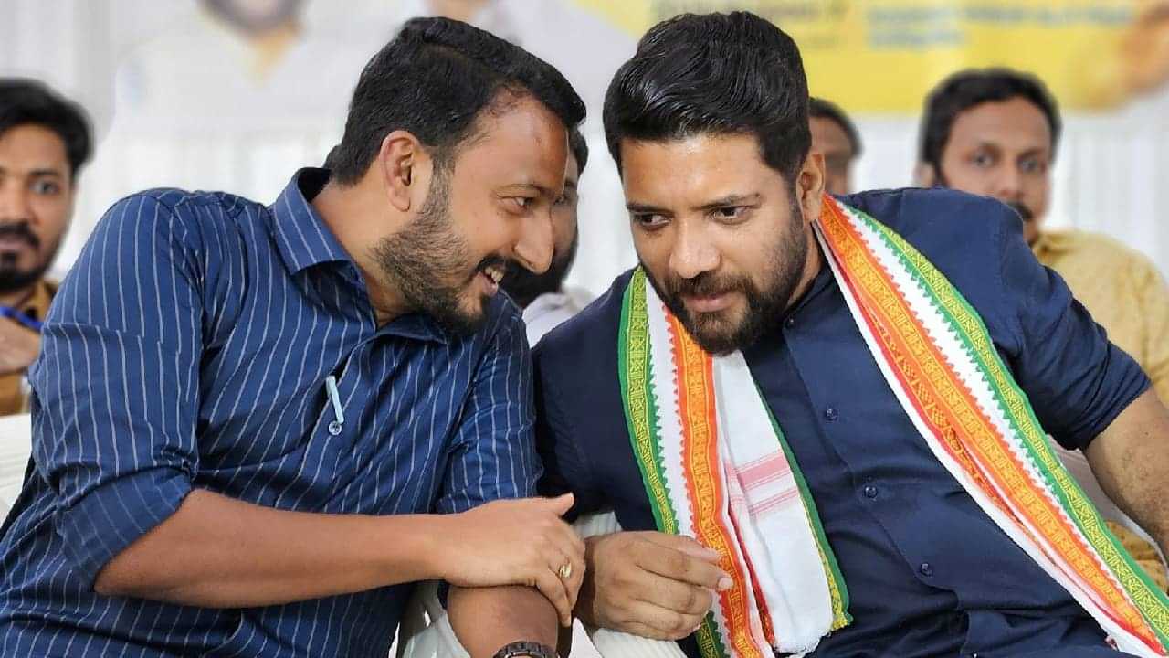 Nilambur Byelection 2025: വീണ്ടും പെട്ടി? നിലമ്പൂരിൽ ഷാഫി പറമ്പിലും രാഹുൽ മാങ്കൂട്ടവും സഞ്ചരിച്ച വാഹനം പരിശോധിച്ച് പോലീസ് Nilambur Byelection 2025: വീണ്ടും പെട്ടി? നിലമ്പൂരിൽ ഷാഫി പറമ്പിലും രാഹുൽ മാങ്കൂട്ടവും സഞ്ചരിച്ച വാഹനം പരിശോധിച്ച് പോലീസ്