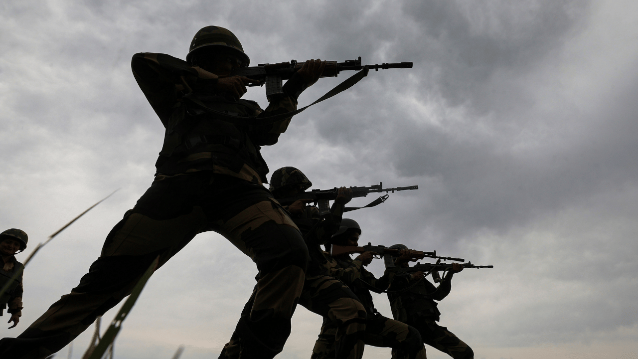 Pakistan Suicide Bomb Attack: പാകിസ്താനിൽ ചാവേർ ബോംബ് ആക്രമണം; 13 സൈനികർ കൊല്ലപ്പെട്ടു