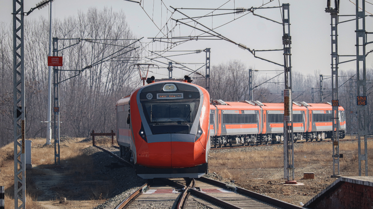 Railway Time: കനത്ത മഴ; സംസ്ഥാനത്ത് ട്രെയിനുകൾ വൈകിയോടുന്നു Railway Time: കനത്ത മഴ; സംസ്ഥാനത്ത് ട്രെയിനുകൾ വൈകിയോടുന്നു