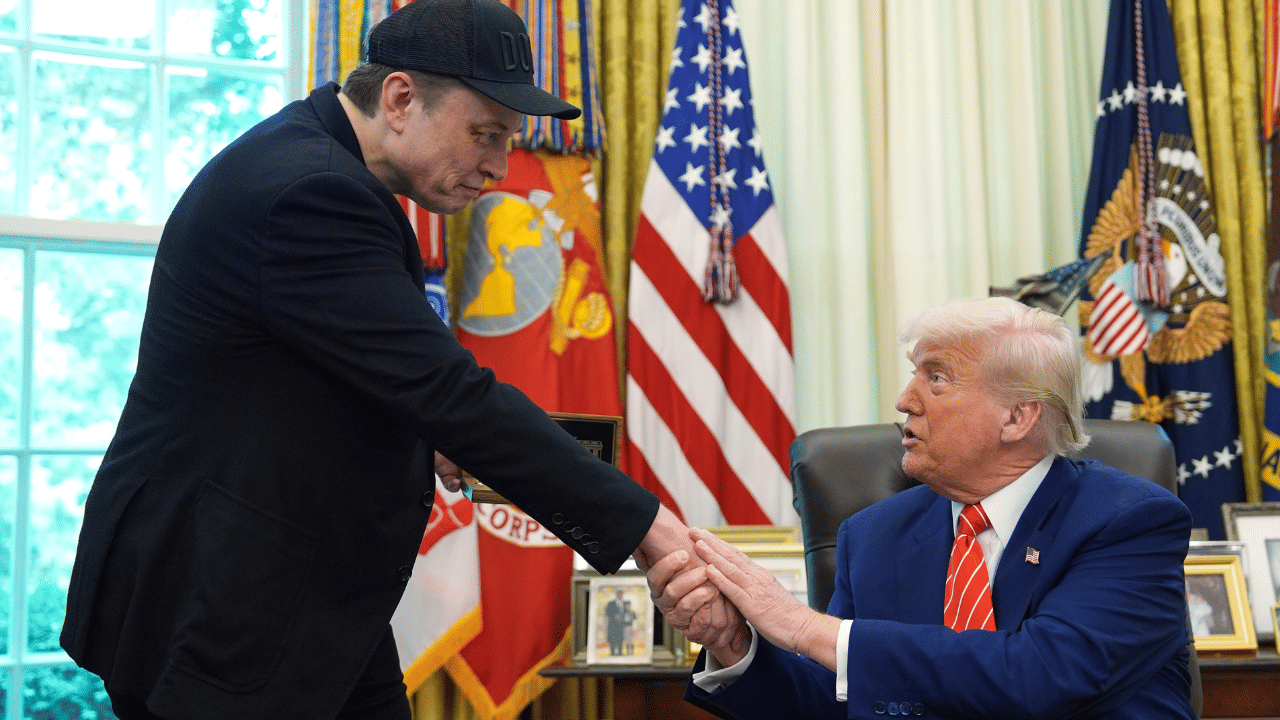 Donald Trump vs Elon Musk: ആ ഭ്രാന്തുപിടിച്ച മനുഷ്യനുമായി സംസാരിക്കാനില്ല; പോര് മുറുക്കി ട്രംപ്, മസ്കിന് രാഷ്ട്രീയ അഭയം വാഗ്ദാനം ചെയ്ത് റഷ്യയും Donald Trump vs Elon Musk: ആ ഭ്രാന്തുപിടിച്ച മനുഷ്യനുമായി സംസാരിക്കാനില്ല; പോര് മുറുക്കി ട്രംപ്, മസ്കിന് രാഷ്ട്രീയ അഭയം വാഗ്ദാനം ചെയ്ത് റഷ്യയും