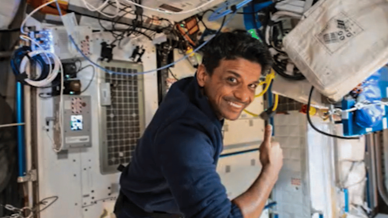 ബഹിരാകാശത്ത് നിന്ന് ഭൂമിയെ കാണുമ്പോഴുള്ള അനുഭവം പങ്ക് വെച്ചിരിക്കുകയാണ് ഗ്രൂപ്പ് ക്യാപ്റ്റൻ ശുഭാൻശു ശുക്ല. ഭൂമി ഒന്നായി തോന്നുന്നുവെന്നും, ഇന്ത്യ ഭൂപടത്തിൽ കാണുന്നതിലും വലുതാണെന്നും അദ്ദേഹം പ്രധാനമന്ത്രിയുമായി നടത്തിയ സംഭാഷണത്തിൽ പറഞ്ഞു.