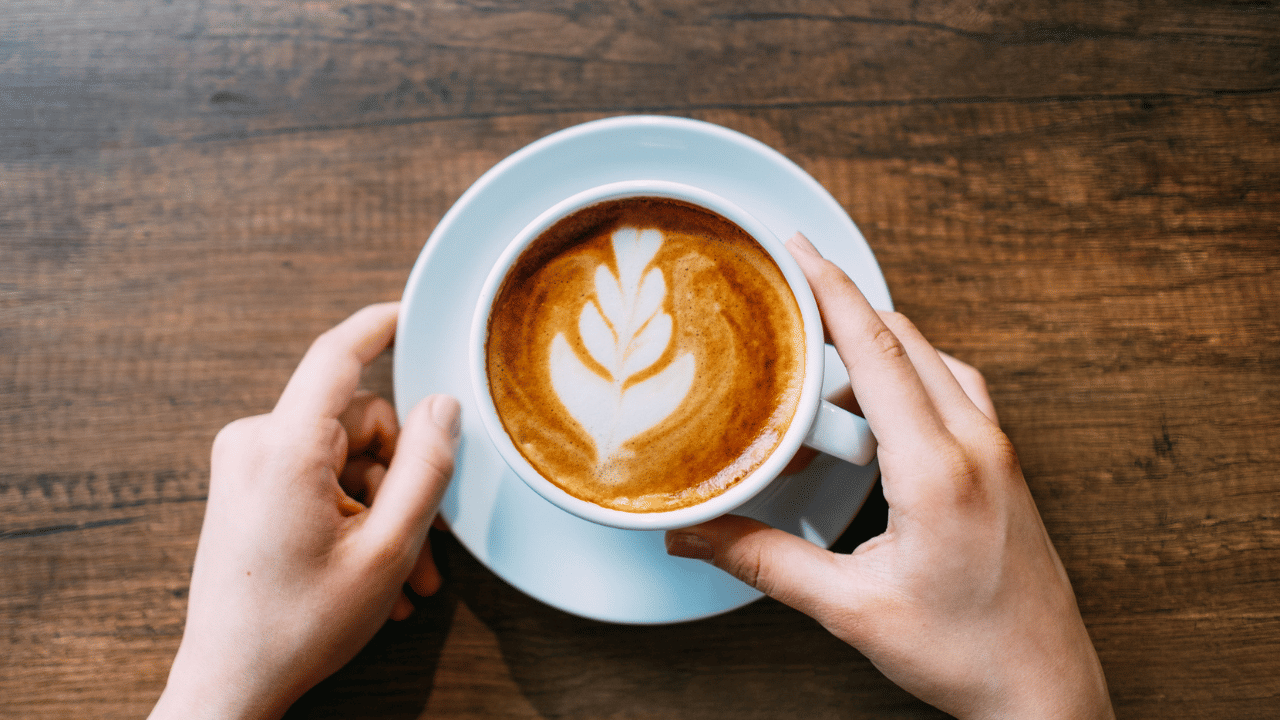 നെയ്യിലടങ്ങിയിരിക്കുന്ന മീഡിയം ചെയിൻ ട്രൈഗ്ലിസറൈഡുകൾ (MCTs) ശരീരത്തിന് പെട്ടെന്ന് ഊർജ്ജം നൽകാൻ സഹായിക്കും. ഇത് ദിവസം മുഴുവൻ ഉന്മേഷം നിലനിർത്താൻ സഹായിക്കും.