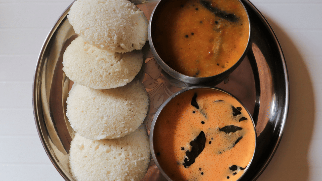 നമ്മുടെ എല്ലാം പ്രീയപ്പെട്ട വിഭവമാണ് ഇഡലി. ഇത് എവിടെ നിന്ന് ഉദ്ഭവിച്ചു എന്നു ചോദിച്ചാൽ അത് കേരളമല്ലേ എന്നാവും മറു ചോദ്യം. എന്നാൽ അങ്ങനെയല്ല. ഇഡലി ഇന്ത്യയിൽ നിന്നാണോ അതോ ഇന്തോനേഷ്യയിൽ നിന്ന് വന്നതാണോ എന്ന കാര്യത്തിൽ ചരിത്രകാരന്മാർക്കിടയിൽ വ്യത്യസ്ത അഭിപ്രായങ്ങളുണ്ട്.