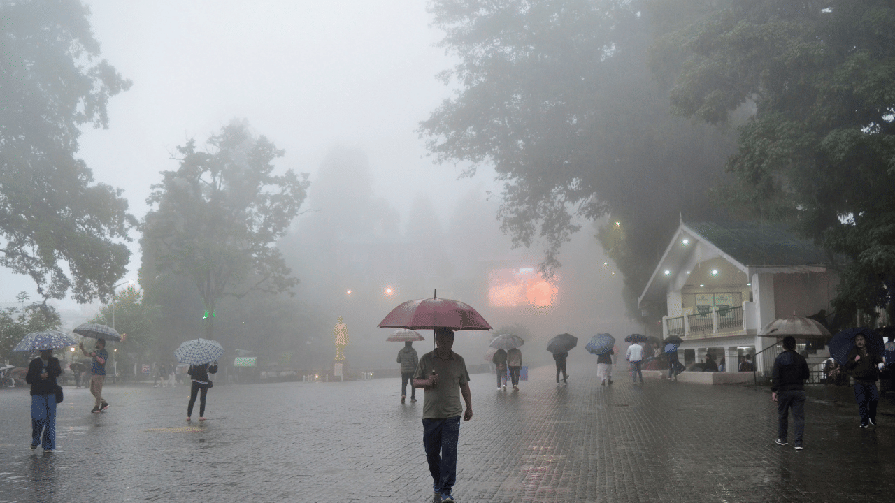 "അറിഞ്ഞില്ല ഞാനൊന്നുമറിഞ്ഞില്ല നിൻ്റെ അരികിൽ വരുന്നതു മഴയറിഞ്ഞില്ല നിൻ്റെ നിശ്വാസം എൻ്റെ കാതിൽ അണഞ്ഞതു മഴയറിഞ്ഞില്ല..." ചുള്ളിക്കാടിന്റെ ഈ കവിത മലയാളികളുടെ മനസ്സിൽ മഴയോടുള്ള പ്രണയവും വിഷാദവും ഒരുപോലെ നിറയ്ക്കുന്നു. മഴയെ ഒരു കാമുകിയായും ആത്മസുഹൃത്തായും കവി കാണുന്നു. 