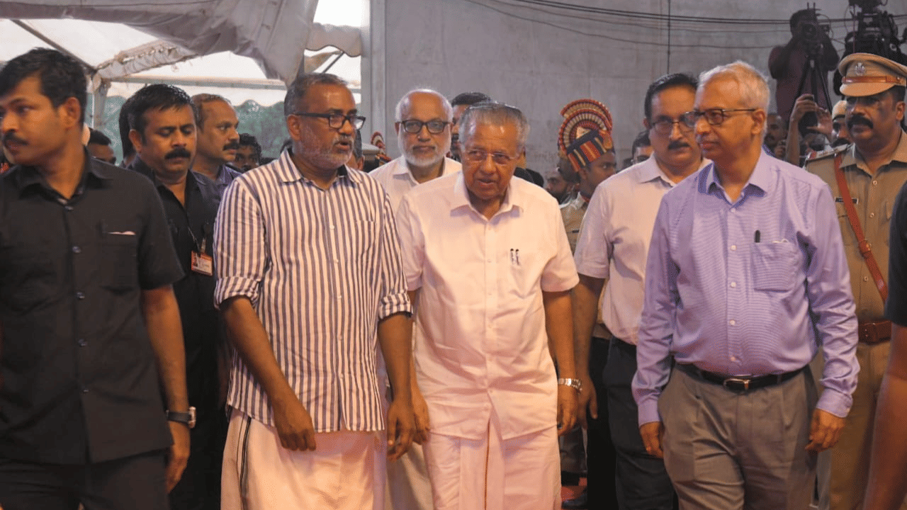 കേരളത്തിന്റെ വിപ്ലവ നായകൻ അച്യുതാനന്ദന്റെ അന്ത്യയാത്ര അവസാനിക്കാൻ മണിക്കൂറുകൾ ബാക്കി. അദ്ദേഹത്തിന്റെ സംസ്കാര ചടങ്ങുകൾ തുടുങ്ങും മുമ്പ് കാണാനായി ആയിരങ്ങൽ ആലപ്പുഴയിലേക്ക് ഒഴുകുകയാണ്. 