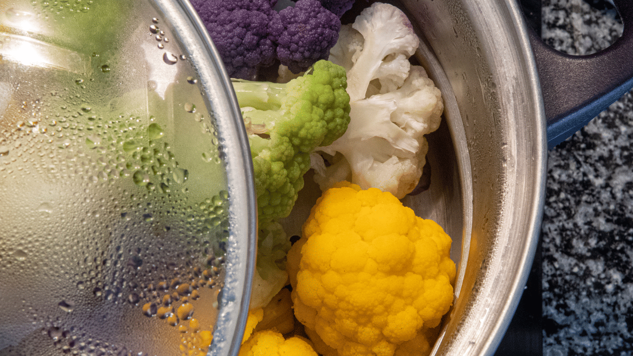 രണ്ട് രീതികൾക്കും അതിൻ്റേതായ ഗുണങ്ങളുണ്ട്. നിങ്ങൾ ഉണ്ടാക്കുന്ന ഭക്ഷണവും പാചകത്തിലെ നിങ്ങളുടെ ലക്ഷ്യവും അനുസരിച്ച്, തിളപ്പിക്കലോ ആവിയിൽ വേവിക്കലോ തിരഞ്ഞെടുക്കാം. രണ്ടും ആരോഗ്യകരവും ഫലപ്രദവുമായ പാചകരീതികളാണ്. 