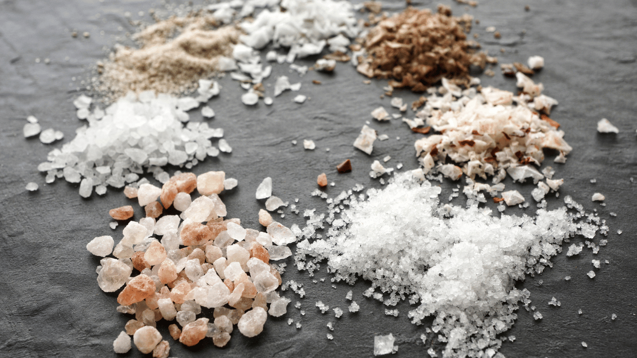 ആരോഗ്യത്തിനു ​ഗുണകരവും ദോഷം കുറഞ്ഞതും എന്ന നിലയിൽ സാധാരണ ഉപ്പിനേക്കാൾ റോക്ക് സാൾട്ടിന് പ്രാധാന്യം ഏറി വരികയാണ്. കടൽവെള്ളം ബാഷ്പീകരിക്കപ്പെടുകയോ ഉപ്പ് തടാകങ്ങളിൽ നിന്ന് പാളികളായി രൂപപ്പെടുകയോ ചെയ്യുന്ന ഒരു ധാതുവാണ് റോക്ക് സാൾട്ട്. 