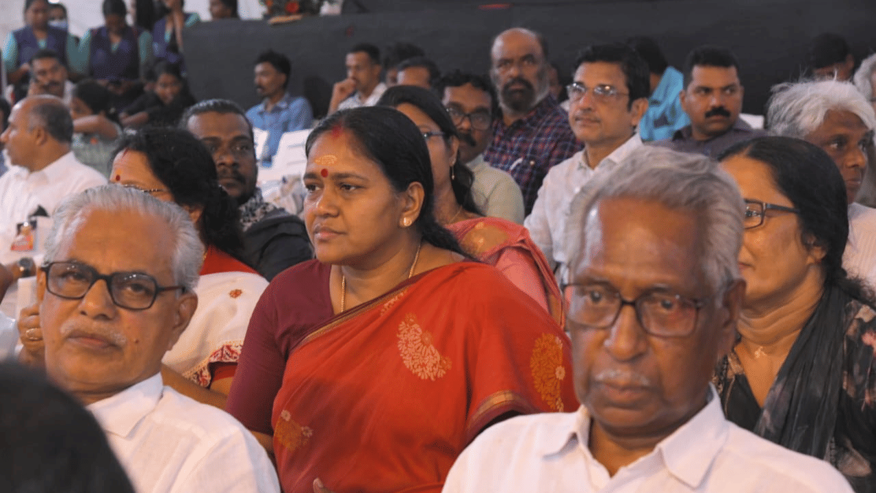 മൃതദേഹവും വഹിച്ചുള്ള പുഷ്പാലംകൃത ബസ് 22 മണിക്കൂറുകൊണ്ടാണ് പുന്നപ്രയിലെ വേലിക്കകത്ത് വീട്ടിൽ എത്തിയത്.