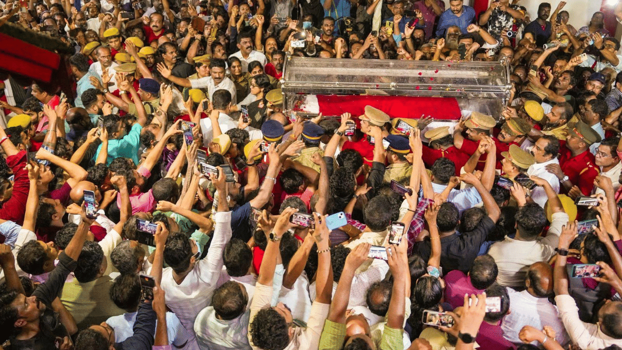 വേലിക്കകത്ത് വീട്ടിൽ വി.എസിന് അന്ത്യാഞ്ജലി അർപ്പിക്കാൻ ആയിരക്കണക്കിന് പേരെത്തി.