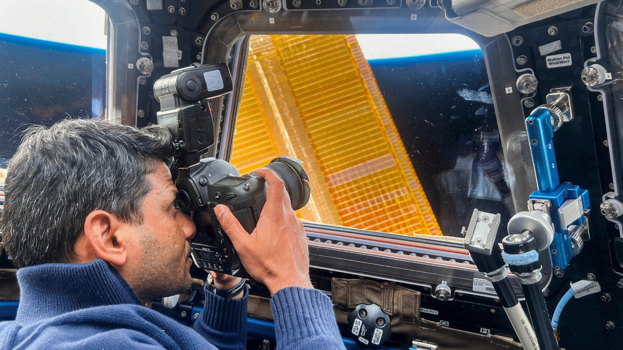 അന്താരാഷ്ട്ര ബഹിരാകാശ നിലയത്തിൽ നിന്നും ഗ്രൂപ്പ് ക്യാപ്റ്റൻ ശുഭാംഷു ശുക്ല പുഞ്ചിരിച്ചുകൊണ്ട് പുറത്തേക്ക് നോക്കി. താഴെ നീലയും വെളുപ്പും കലർന്ന ഭൂമി. അതിരുകളില്ലാത്ത ഒരു ലോകം! "ബഹിരാകാശത്ത് നിന്ന് അതിരുകൾ കാണുന്നില്ല. ഭൂമി ഒന്നായി തോന്നുന്നു," പ്രധാനമന്ത്രി മോദിയുമായുള്ള സംഭാഷണത്തിൽ അദ്ദേഹം പറഞ്ഞു. ഇന്ത്യ ഭൂപടത്തിൽ കാണുന്നതിലും വലുതായി കാണാമെന്ന അഭിപ്രായവും അദ്ദേഹം പങ്കുവെച്ചു.