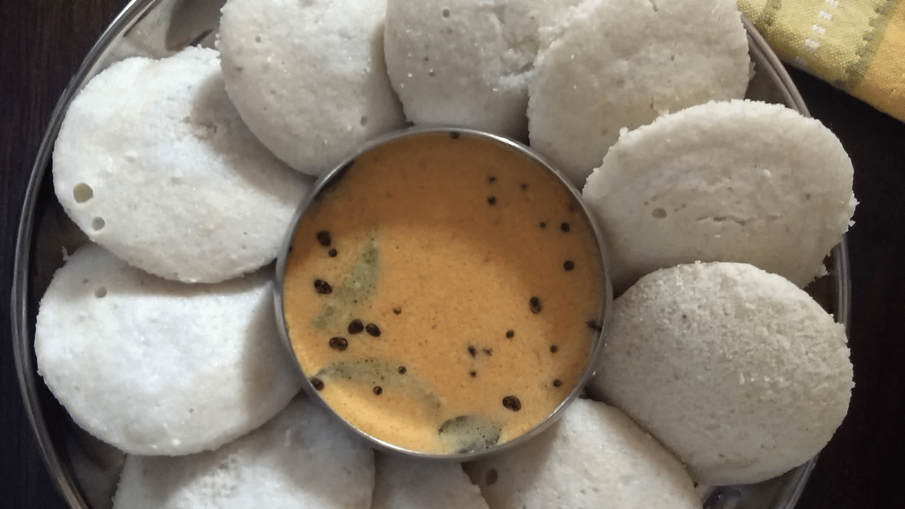 ഇന്തോനേഷ്യയിലെ "ബുഡേലി" എന്ന ആവിയിൽ പുഴുങ്ങിയതും പുളിപ്പിച്ചതുമായ വിഭവത്തിൽ നിന്നാവാം ഇഡലി ഉത്ഭവിച്ചതെന്ന് ചിലർ വിശ്വസിക്കുന്നു. എ.ഡി. 800-നും 1200-നും ഇടയിൽ ഇന്തോനേഷ്യയിൽ നിന്ന് കുടിയേറിയ പാചകക്കാർ ഇത് ഇന്ത്യയിലെത്തിച്ചിരിക്കാം.