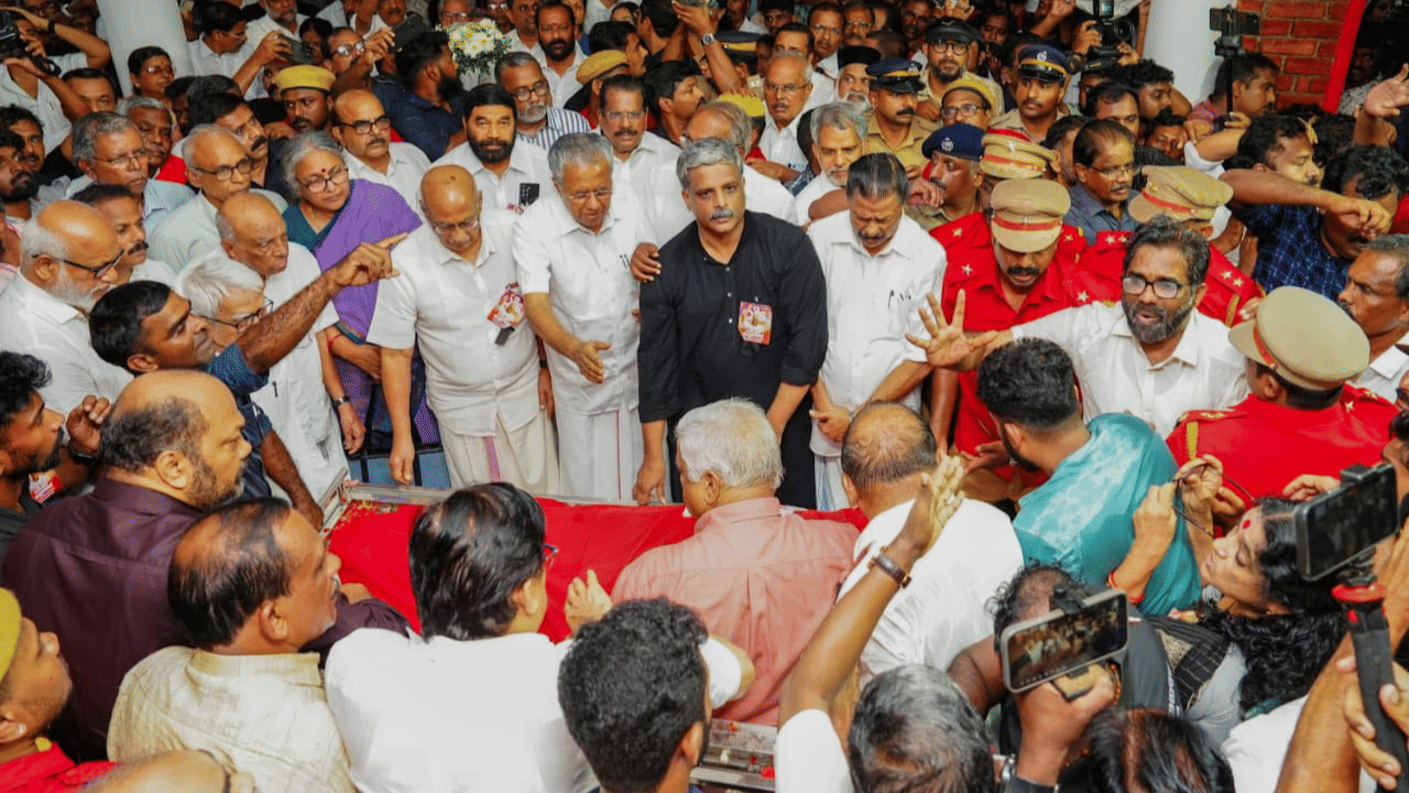 കനത്ത മഴയെ അവഗണിച്ച് ആയിരക്കണക്കിന് ജനങ്ങൾ വിലാപയാത്രക്കൊപ്പവും വി.എസിനെ അവസാനമായി കാണാനും തടിച്ചുകൂടി.