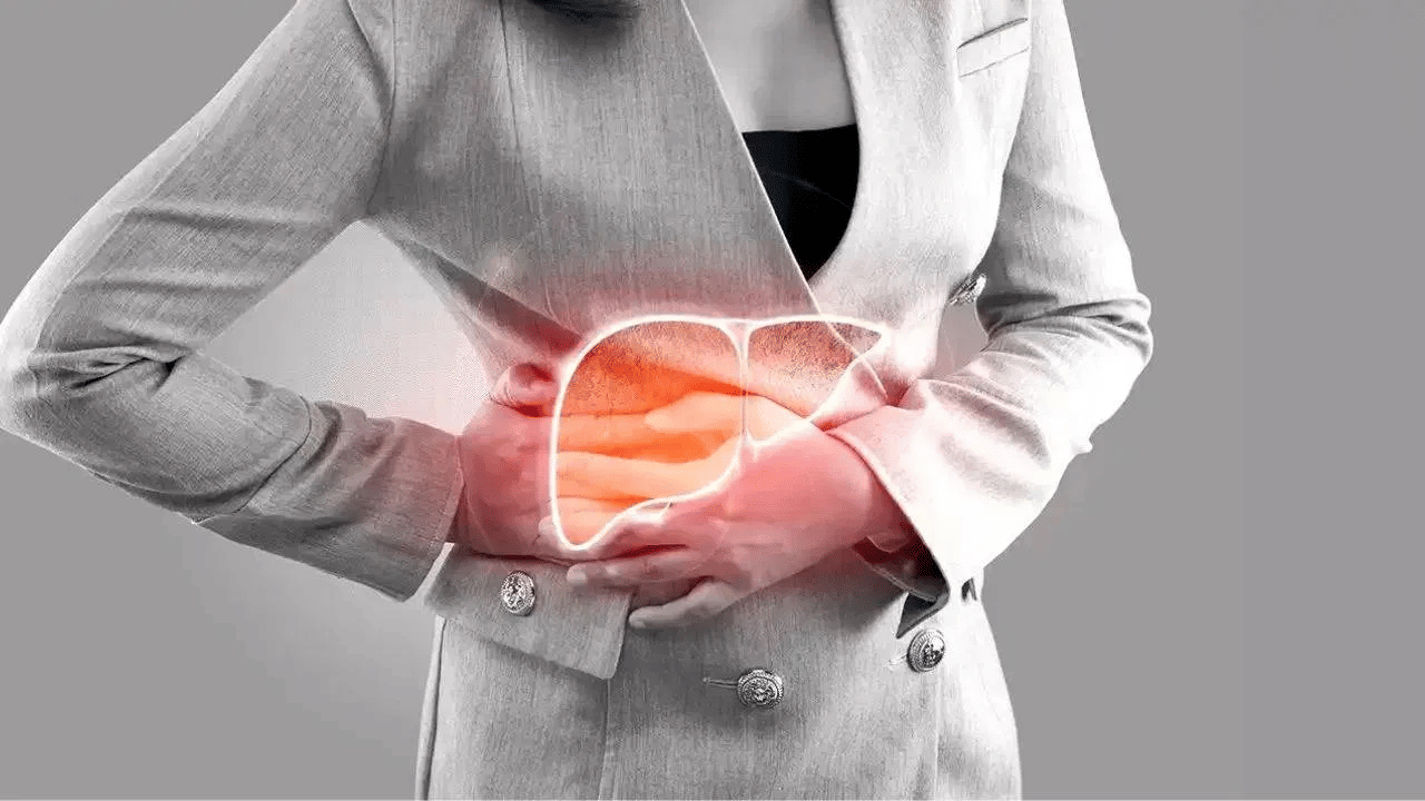 അടുത്തിടെ ഇൻസ്റ്റഗ്രാമിൽ പങ്കുവെച്ച വീഡിയോയിലൂടെയാണ് അദ്ദേഹം ഈ വിവരം പുറത്തുവിട്ടത്. എയിംസ് ഹാർവാർഡ് സ്റ്റാൻഡ് ഫോർഡ് എന്നിവിടങ്ങളിൽ നിന്ന് പരിശീലനം നേടിയ ഡോക്ടർ സൗരഭ് സിതി ആണ് ഇക്കാര്യങ്ങൾ ചൂണ്ടിക്കാട്ടുന്നത്. പ്രധാനമായും നാല് ലക്ഷണങ്ങളാണ് കരൾ രോഗവുമായി ബന്ധിക്കപ്പെട്ടേക്കാം എന്ന് അദ്ദേഹം പറയുന്നത്.