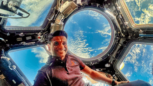 Shubhanshu Shukla: ബഹിരാകാശത്തെ കപ്പേളയിലൂടെ നോക്കുമ്പോൾ…ഭാരതം ഭവ്യമായി തോന്നുന്നു… Shubhanshu Shukla: ബഹിരാകാശത്തെ കപ്പേളയിലൂടെ നോക്കുമ്പോൾ…ഭാരതം ഭവ്യമായി തോന്നുന്നു…