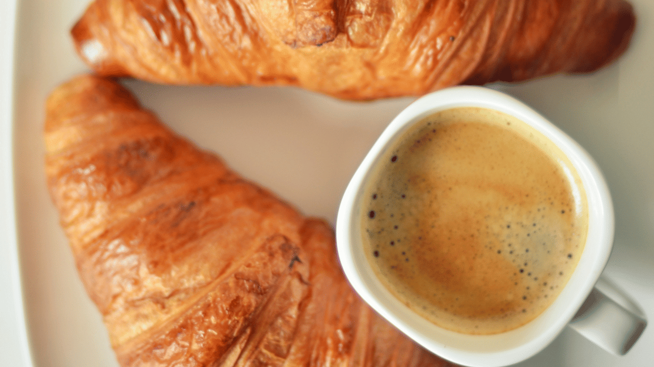 സാധാരണ കാപ്പി തയ്യാറാക്കുന്നതുപോലെ കാപ്പി ഉണ്ടാക്കുക. അതിലേക്ക് ഒരു ടീസ്പൂൺ നെയ്യ് ചേർക്കുക. നന്നായി കലർത്തുക, വേണമെങ്കിൽ ഒരു ബ്ലെൻഡർ ഉപയോഗിച്ച് കലർത്തുന്നത് നല്ല ക്രീമി രൂപം നൽകും.