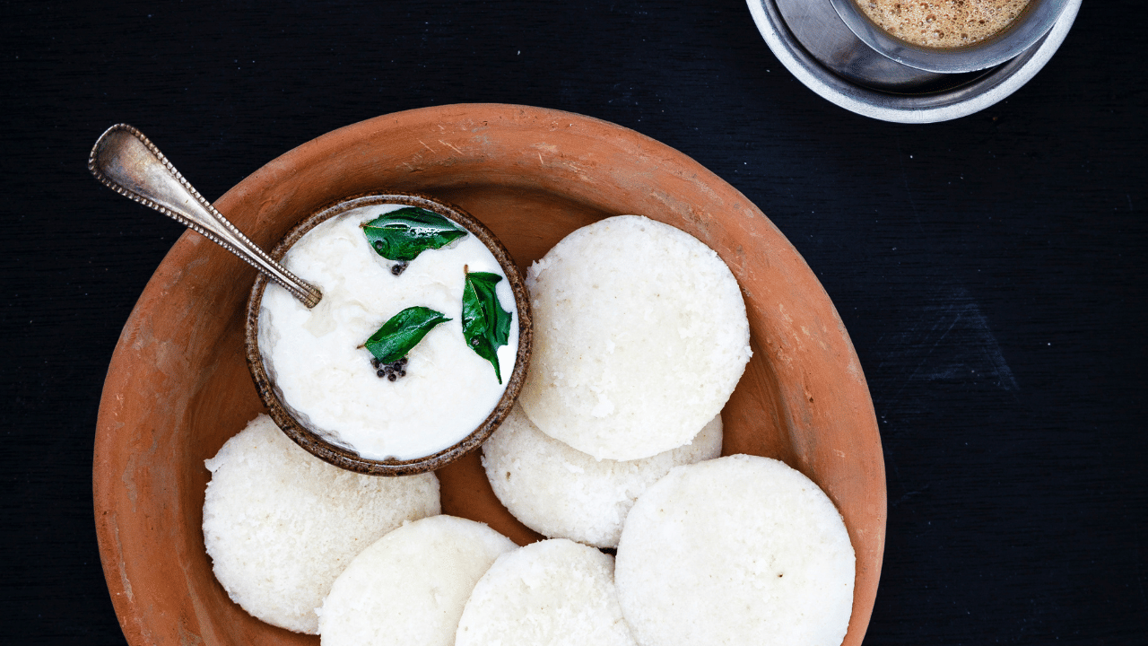 എ.ഡി. 920-ലെ കന്നഡ കൃതിയായ "വഡ്ഡാരാധനെ"യിൽ ഇഡലിയെക്കുറിച്ച് ആദ്യമായി പറയുന്നുണ്ടെങ്കിലും, അന്ന് ഉഴുന്നും തൈരുമാണ് പ്രധാനമായും ഉപയോഗിച്ചിരുന്നത്, അരി ചേർത്തിരുന്നില്ല.