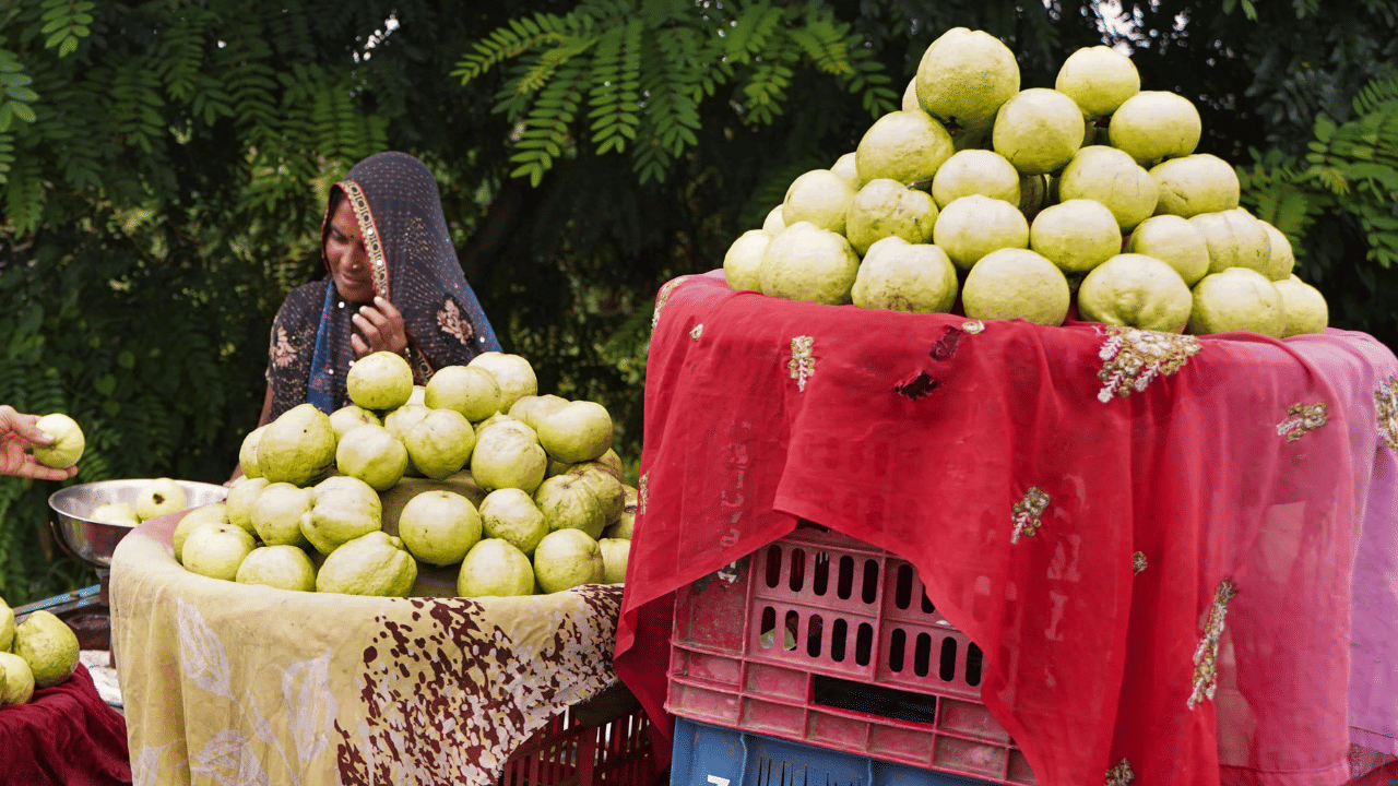 പേരയ്ക്ക: നാരുകൾ ധാരാളമുള്ള പേരയ്ക്ക വിശപ്പ് കുറയ്ക്കുകയും, കുറഞ്ഞ ഗ്ലൈസെമിക് ഇൻഡക്സ് കാരണം പഞ്ചസാര സാവധാനത്തിൽ രക്തത്തിൽ കലർത്തുകയും ചെയ്യുന്നു.