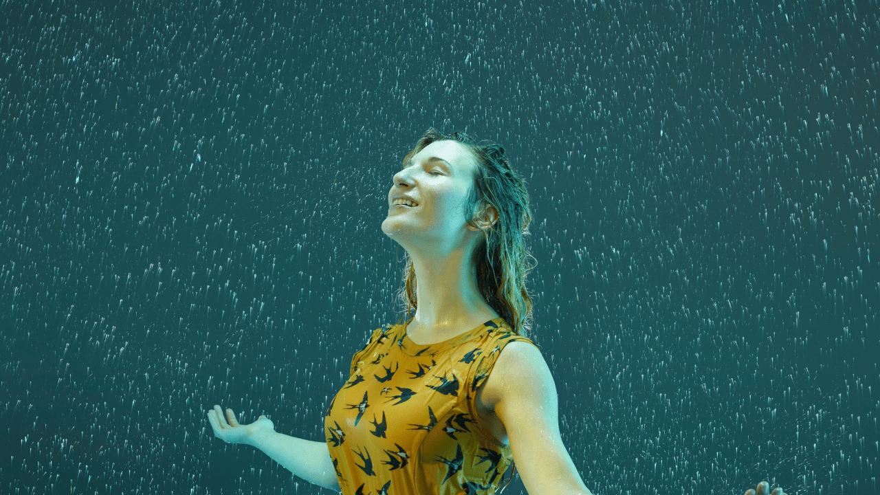 മഴത്തുള്ളികൾ (ഒ.എൻ.വി. കുറുപ്പ്) മഴത്തുള്ളികളെ ഓരോ ജീവന്റെ തുടിപ്പുകളായും ഓർമ്മകളായും ഒ.എൻ.വി. കുറുപ്പ് ഈ കവിതയിൽ അവതരിപ്പിക്കുന്നു. മഴയുടെ സൗന്ദര്യവും അതിന്റെ ഓർമ്മപ്പെടുത്തലുകളും ഒരേ സമയം ആഴത്തിൽ സ്പർശിക്കുന്ന രീതിയിൽ അദ്ദേഹം അവതരിപ്പിക്കുന്നു. മഴ പെയ്യുമ്പോൾ മനസ്സിൽ വരുന്ന ഗൃഹാതുരത്വവും പ്രണയവും ഈ കവിതയിൽ ദൃശ്യമാണ്.