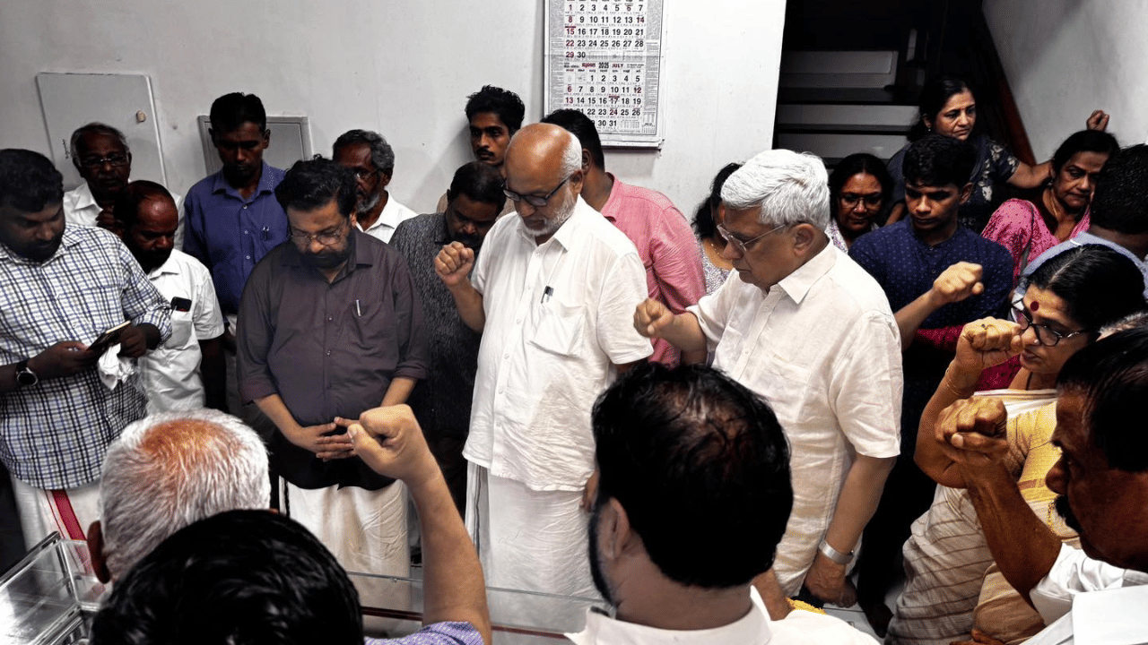 നിശ്ചയിച്ചതിലും മണിക്കൂറുകളോളം വൈകിയാണ് വിലാപയാത്ര കടന്നുപോകുന്നത്, ജനങ്ങളുടെ തിരക്ക് കാരണം.