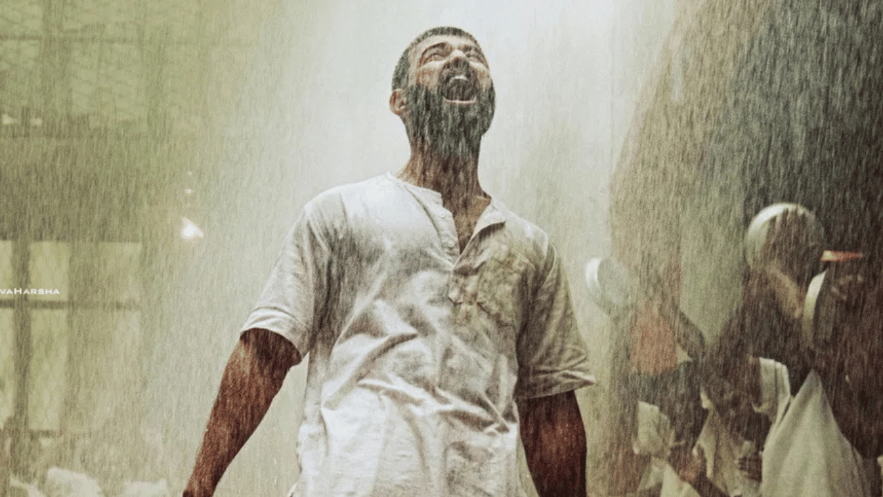 വിജയ് ദേവരകൊണ്ടയെ ഒറ്റരാത്രികൊണ്ട് താരമാക്കിയ ചിത്രമായിരുന്നു അർജുൻ റെഡ്ഡി. അതുവരെ നിലനിന്നിരുന്ന സിനിമാറ്റിക് നിയമങ്ങൾ ലംഘിച്ച്, ഈ ചിത്രം ഒരു സെൻസേഷൻ സൃഷ്ടിച്ചു. അതിനുശേഷം, ഗീതാ ഗോവിന്ദം എന്ന ചിത്രത്തിലൂടെ റൗഡി നായകൻ വീണ്ടും സമാനമായ ഒരു സെൻസേഷൻ സൃഷ്ടിച്ചു.