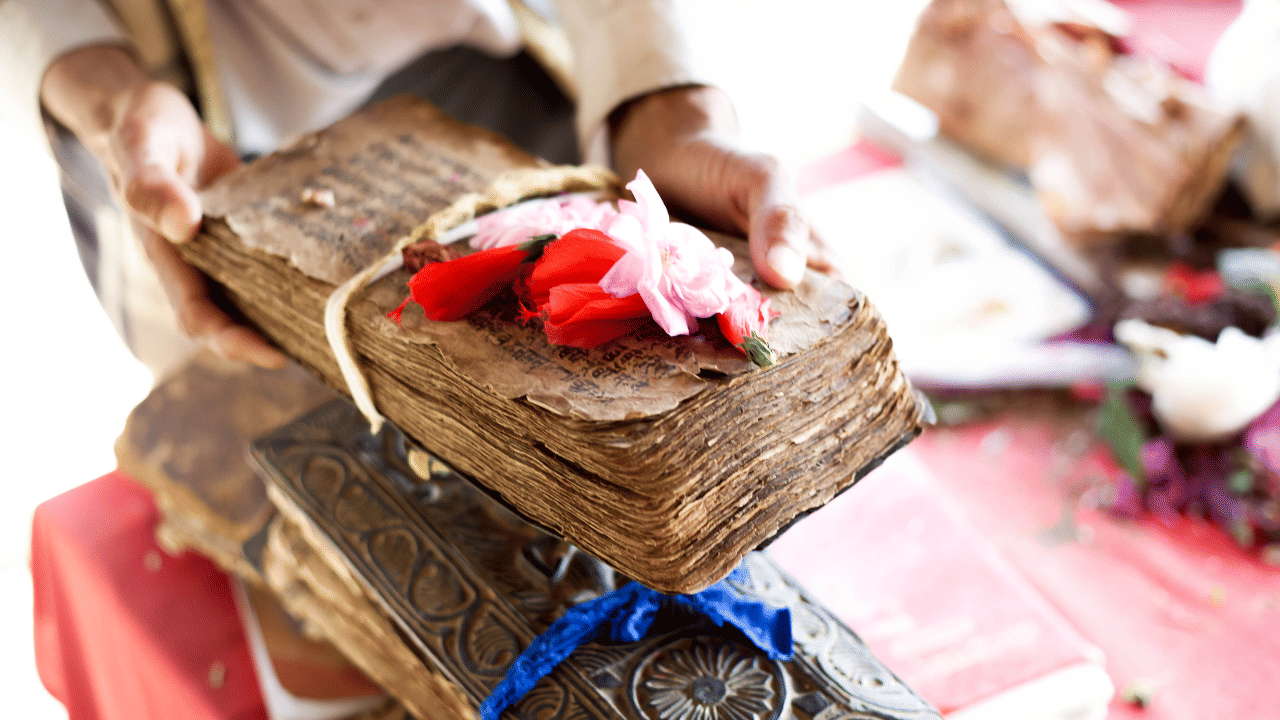 വേദങ്ങളിൽ ഏറ്റവും ഒടുവിലത്തേതും സാധാരണ ജനങ്ങളുടെ ദൈനംദിന ജീവിതവുമായി കൂടുതൽ ബന്ധപ്പെട്ടതുമായ ഒന്നാണ് അഥർവ്വവേദം. ഇതിനെ 'അഥർവാംഗിരസ വേദം' എന്നും പറയാറുണ്ട് ഇതിൽ ആഭിചാരം മുതൽ വിഷ ചികിത്സ വരെ ഉൾക്കൊള്ളുന്നു എന്ന് പറയപ്പെടുന്നു.