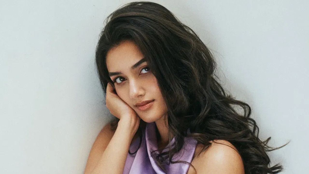 ഭാഗ്യശ്രീയുടെ അഭിനയവും സ്വന്തം ശബ്ദവും ഈ ചിത്രത്തിൽ കേൾക്കാൻ ആരാധകർ ആകാംഷയോടെ കാത്തിരിക്കുകയാണ്. 'കിംഗ്ഡ'ത്തിന് ശേഷം ഭാഗ്യശ്രീ കൂടുതൽ തെലുങ്ക് ചിത്രങ്ങളിൽ സജീവമാകുമെന്നും പ്രതീക്ഷിക്കുന്നു. ഈ ചിത്രത്തിൽ നിന്ന് ഇതുവരെ പുറത്തിറങ്ങിയ ഗാനങ്ങളിൽ അവരുടെ ലുക്ക് ഇതിനോടകം തന്നെ ശ്രദ്ധിക്കപ്പെട്ടു കഴിഞ്ഞു.