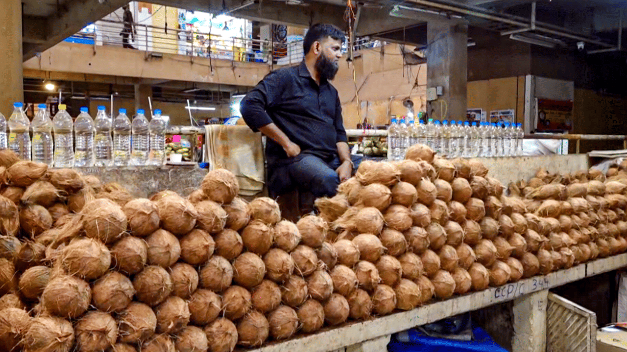 മൺസൂൺ മഴയുടെ അഭാവം അന്തരീക്ഷ ഊഷ്മാവിലെ വർദ്ധനവ് തുടങ്ങിയവ തേങ്ങ ഉൽപാദനത്തെ പ്രതികൂലമായി ബാധിച്ചിട്ടുണ്ട്. ഇത് തേങ്ങയുടെ ലഭ്യത കുറയ്ക്കുകയും വില വർദ്ധിപ്പിക്കുകയും ചെയ്യുന്നു. 