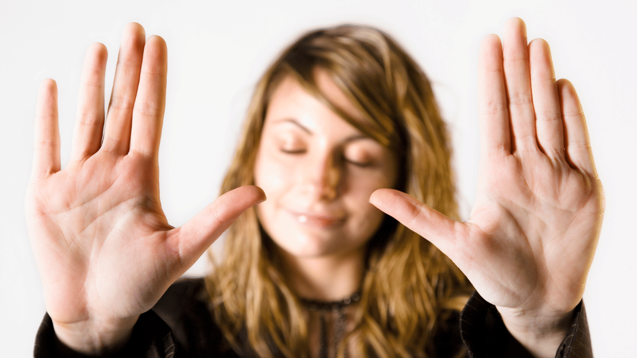 മൂന്നാമത്തേത് കൈപ്പത്തിയിലെ വീക്കവും ചുവപ്പുനിറവുമാണ്. രക്തപ്രവാഹം വർദ്ധിക്കുന്നതും ഈസ്ട്രജന്റെ അളവ് കൂടുന്നതുമാണ് ഇതിന്റെ കാരണം. ഇതും കരൾ പ്രവർത്തനരഹിതമാകുന്നതിന്റെ സൂചനയാകാം. കാരണമില്ലാത്ത ചൊറിച്ചിൽ ആണ് മറ്റൊന്ന്. രാത്രിയിൽ ഇത് കൂടുതൽ ആകുമ്പോൾ ചർമ്മത്തിലെ അടിഞ്ഞുകൂടുന്ന പിത്ത ലവണങ്ങളുടെ ആധിക്യമാവാം എന്ന് ഓർക്കണം. ഇതും കരൾ പ്രശ്നമാണ്.