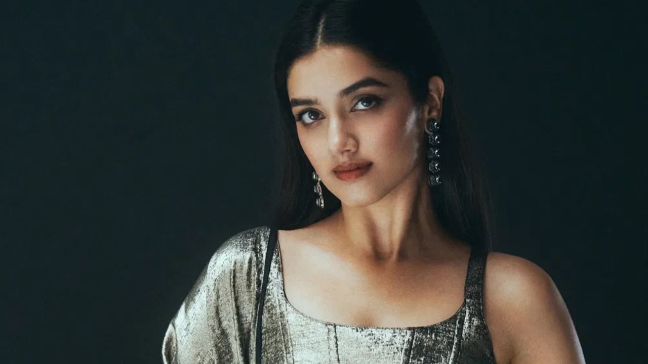 ഈ ചിത്രത്തിൽ നായികയായി എത്തുന്നത് ഭാഗ്യശ്രീ ബോർസെയാണ്. 'കിംഗ്ഡ'ത്തിലെ അവരുടെ കഥാപാത്രത്തെക്കുറിച്ചും അതിന്റെ ഡബ്ബിംഗിനെക്കുറിച്ചും വലിയ ചർച്ചകളാണ് ഇപ്പോൾ നടക്കുന്നത്. ജൂലൈ 31-ന് ചിത്രം റിലീസിനൊരുങ്ങുമ്പോൾ, ഭാഗ്യശ്രീ തന്റെ കഥാപാത്രത്തിന്റെ ഡബ്ബിംഗ് പൂർത്തിയാക്കിയതായി അടുത്തിടെ റിപ്പോർട്ട് ചെയ്തിരുന്നു.