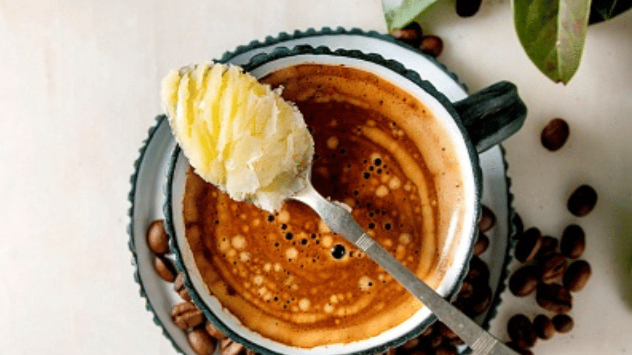 നെയ്യ് ചേർക്കുമ്പോൾ കാപ്പിക്ക് ഒരു പ്രത്യേക രുചിയും മണവും ലഭിക്കും. നെയ്യിലടങ്ങിയിരിക്കുന്ന ആരോഗ്യകരമായ കൊഴുപ്പുകൾ കാപ്പിക്ക് ഒരു ക്രീമി ഘടന നൽകുന്നു. പാൽ ചേർക്കാത്തവർക്ക് ഇതൊരു മികച്ച പകരക്കാരനാണ്.