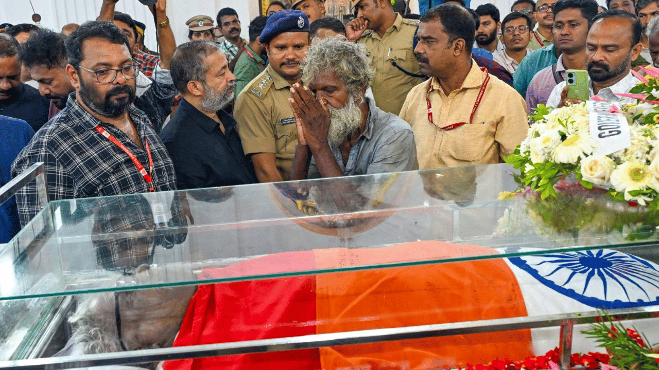 പുന്നപ്രയിൽ നിന്ന് തുടങ്ങി കേരള രാഷ്ട്രീയത്തിൽ വലിയ സ്വാധീനം ചെലുത്തിയ വിപ്ലവകാരിയെ അവസാനമായി കാണാൻ റിക്രിയേഷൻ ഗ്രൗണ്ടിൽ നീണ്ട നിര ജനങ്ങൾ കാത്തുനിൽക്കുന്നു.