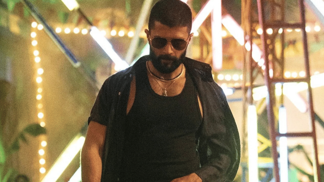 കഥാ തിരഞ്ഞെടുപ്പ്, ലുക്ക്, സംഭാഷണങ്ങൾ തുടങ്ങി എല്ലാ കാര്യങ്ങളിലും അവർ വ്യത്യസ്തമായ കാര്യങ്ങൾ പരീക്ഷിച്ചു നോക്കിയിട്ടുണ്ട്. ഇതുവരെ പുറത്തിറങ്ങിയ പ്രൊമോഷണൽ ഉള്ളടക്കം സിനിമയെക്കുറിച്ചുള്ള പ്രതീക്ഷകൾ വർദ്ധിപ്പിച്ചിട്ടുണ്ട്. അതുകൊണ്ടാണ് അർജുൻ റെഡ്ഡി, ഗീതാ ഗോവിന്ദം എന്നിവ പോലെ കിംഗ്ഡവും ഒരു സെൻസേഷണൽ സിനിമയായിരിക്കുമെന്ന് റൗഡി നായകന്റെ ആരാധകർക്ക് ഉറപ്പുള്ളത്.