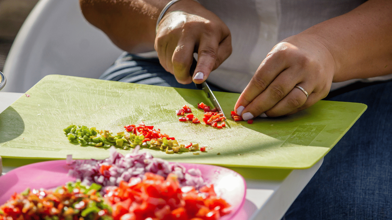 പച്ചക്കറികൾ തിളപ്പിക്കുമ്പോൾ പോഷകങ്ങൾ വെള്ളത്തിലേക്ക് കലർന്ന് ധാരാളം നഷ്ടപ്പെടുന്നു. എന്നാൽ, ആവിയിൽ വേവിക്കുന്നത് പെട്ടെന്നുള്ള പ്രക്രിയയായതിനാൽ പോഷക നഷ്ടം ഏറ്റവും കുറവാണ്. അതുകൊണ്ട്, പോഷകങ്ങൾ നിലനിർത്തുന്നതിൽ ആവിയിൽ വേവിക്കലിനാണ് മുൻതൂക്കം. 