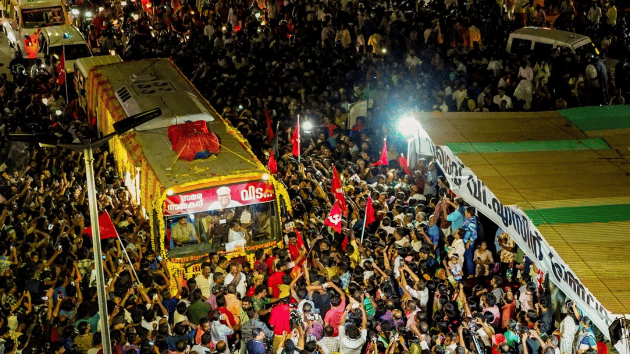 ഇന്നലെ ഉച്ചയ്ക്ക് കൃത്യം 2 മണിക്ക് തലസ്ഥാനത്തുനിന്നാണ് വിലാപയാത്ര ആരംഭിച്ചത്.