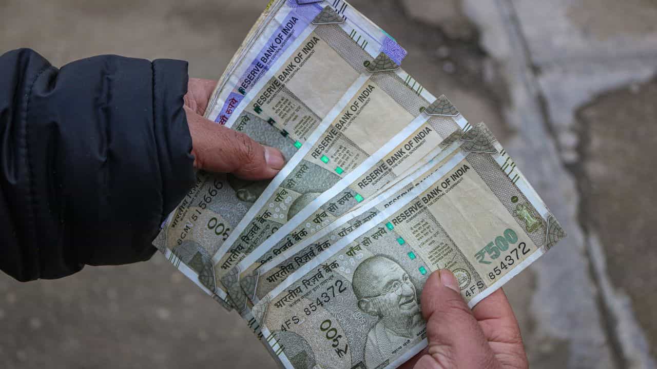 7th Pay Commission : എട്ടാം ശമ്പള കമ്മീഷൻ അവിടെ നിൽക്കട്ടെ! അതിന് മുമ്പ് ഒരു വമ്പൻ ഡിഎ വർധനവുണ്ട്