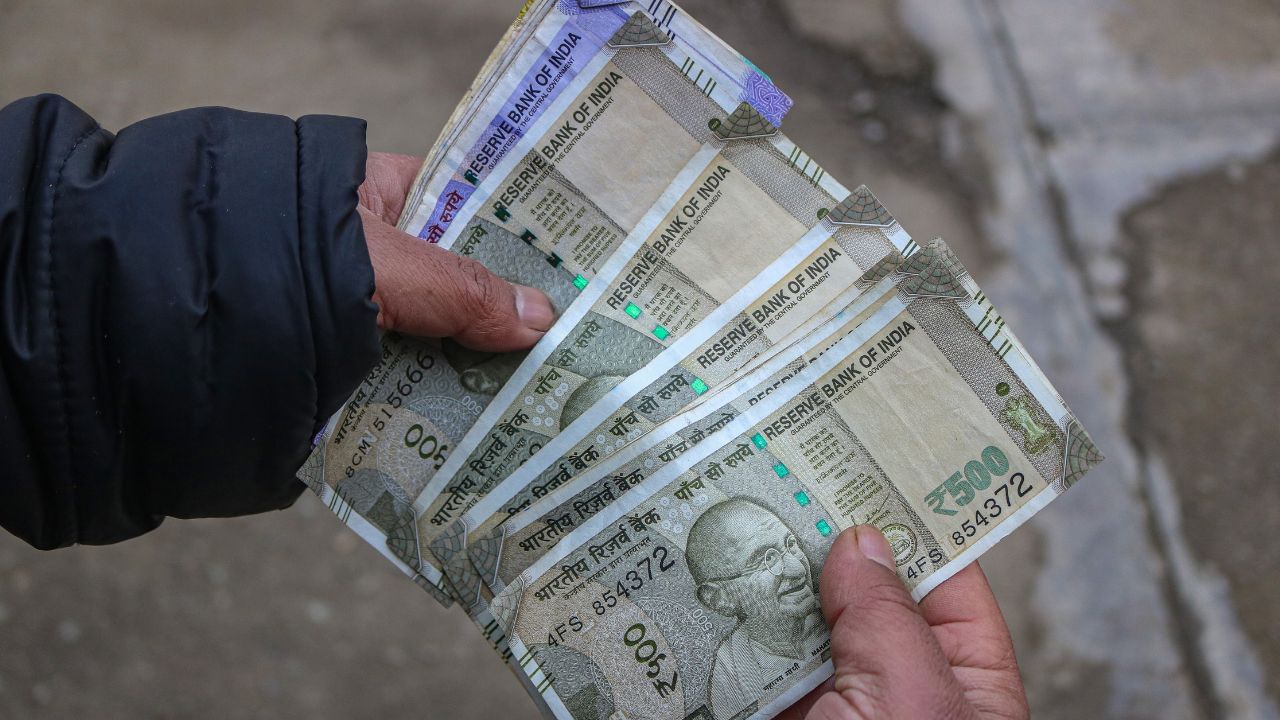 7th Pay Commission : എട്ടാം ശമ്പള കമ്മീഷൻ അവിടെ നിൽക്കട്ടെ! അതിന് മുമ്പ് ഒരു വമ്പൻ ഡിഎ വർധനവുണ്ട്